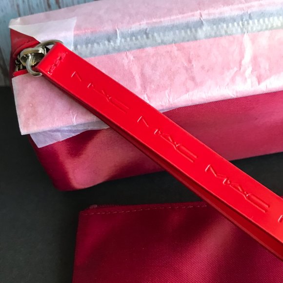 MAC Adoring Carmine Holiday Special Edition Brushes and Cosmetic Bags Set 💋❤️ - Picture 9 of 10